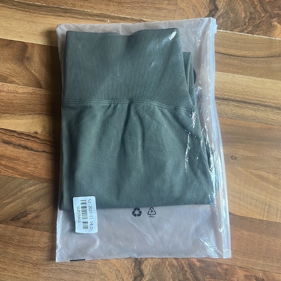 Selling because I ordered the wrong size - Picture 5 of 5